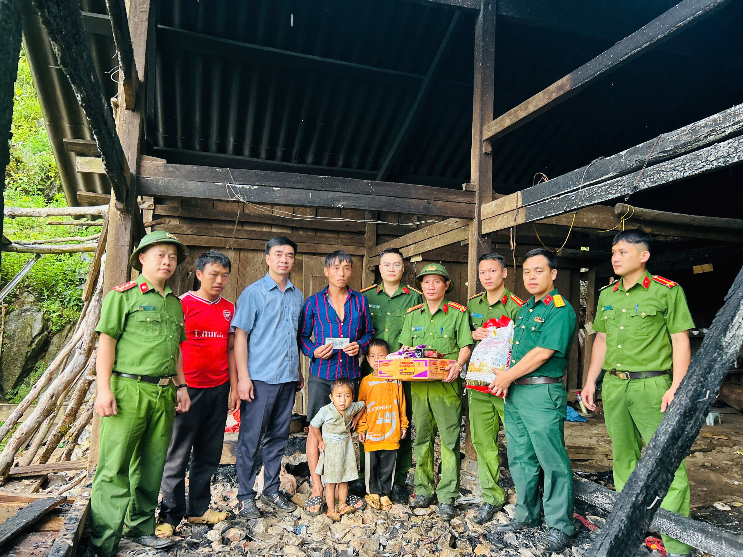Lãnh đạo xã thăm hỏi, động viên gia đình bị cháy nhà tại thôn Thào Chư Phìn
