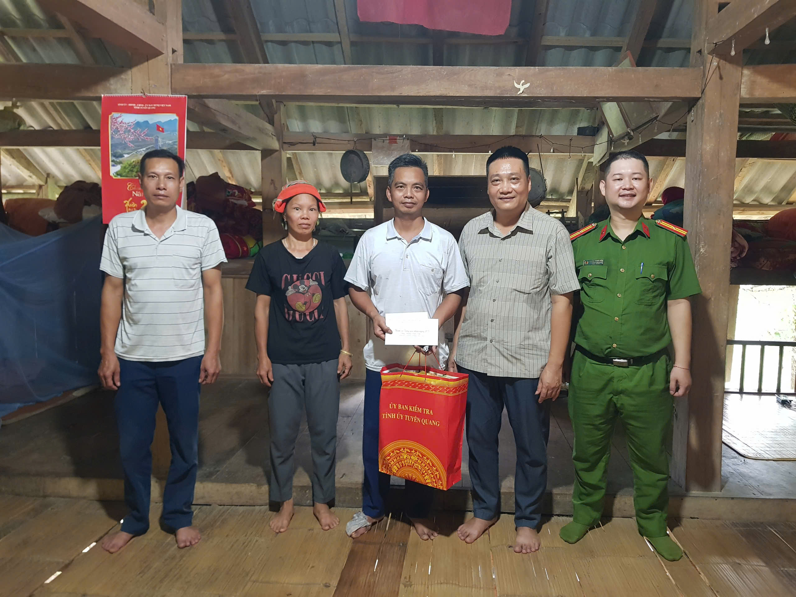 Lãnh đạo xã Thượng Sơn thăm, tặng quà người có công tại thôn Trung Sơn nhân dịp 27/7