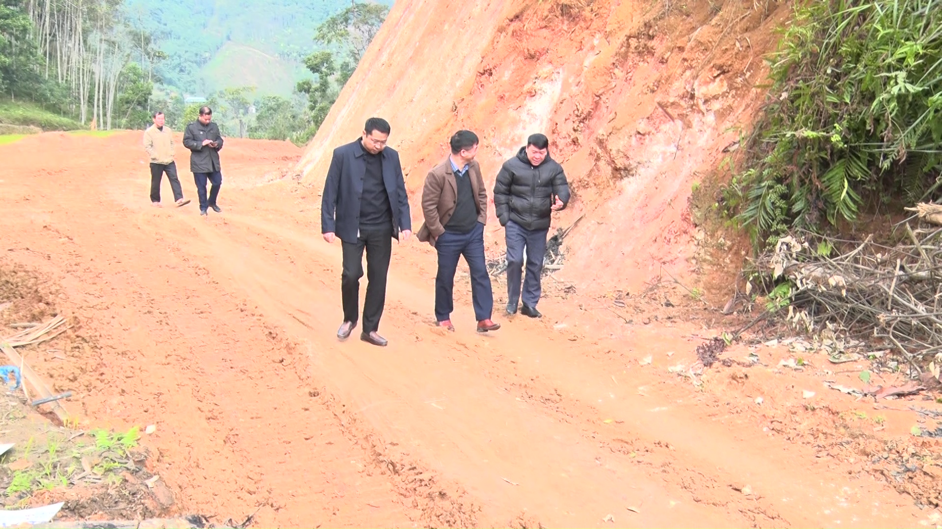 Đồng chí Nguyễn Cao Cường kiểm tra tiến độ thi công, san ủi mặt bằng tuyến đường nguồn vốn KuVait