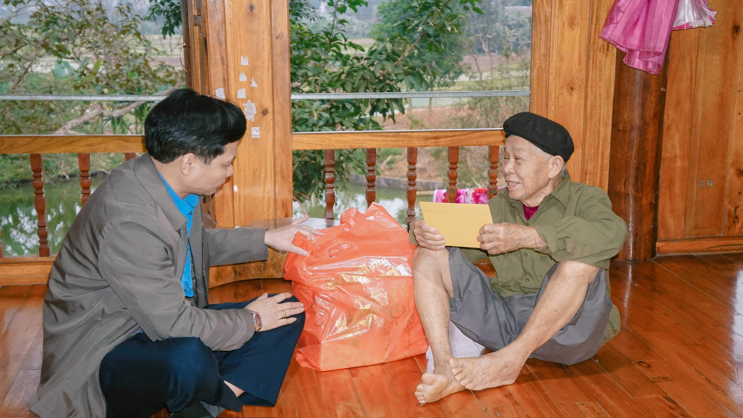 Lãnh đạo xã Xuân Giang Thăm hỏi và tặng quà Người có công, thân nhân liệt sĩ nhân dịp tết Nguyên đán Bính Ngọ năm 2026