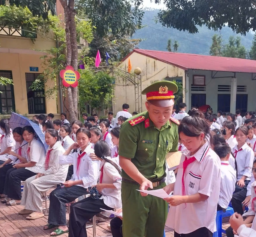 CÔNG AN XÃ THƯỢNG SƠN: TUYÊN TRUYỀN, PHỔ BIẾN PHÁP LUẬT TRONG TRƯỜNG HỌC
