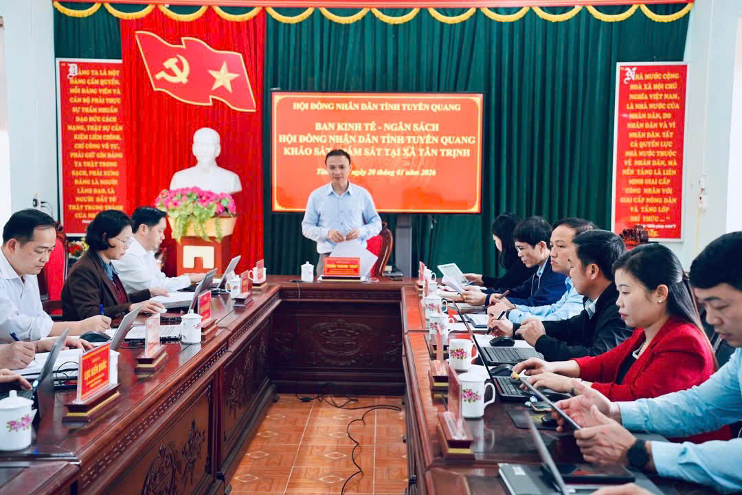 BAN KINH TẾ - NGÂN SÁCH HĐND TỈNH GIÁM SÁT, KHẢO SÁT TẠI XÃ TÂN TRỊNH