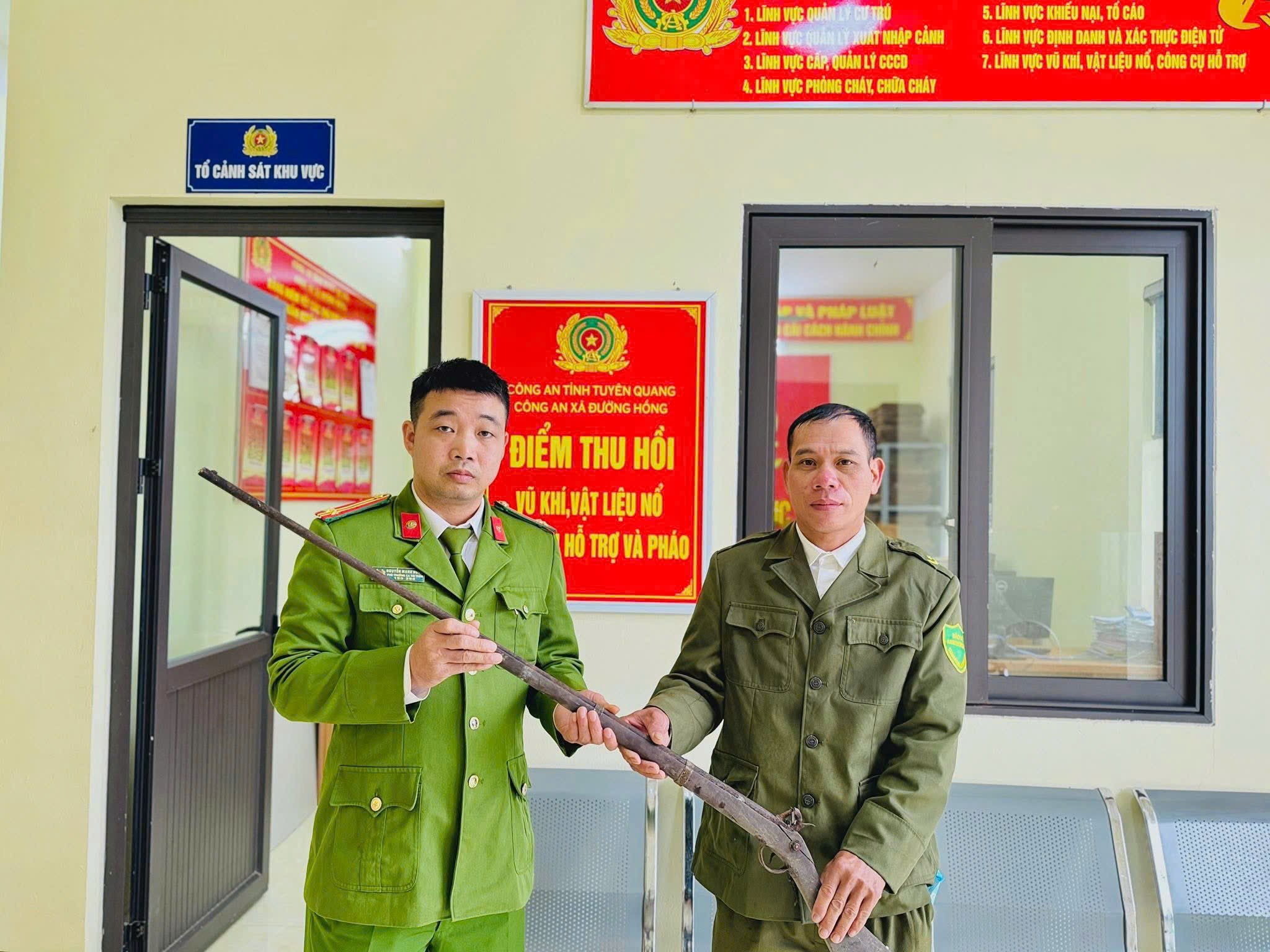 CÔNG AN XÃ ĐƯỜNG HỒNG TUYÊN TRUYỀN PHÁP LUẬT VỀ VŨ KHÍ, VẬT LIỆU NỔ VÀ THỰC HÀNH SỬ DỤNG PHƯƠNG TIỆN PCCC