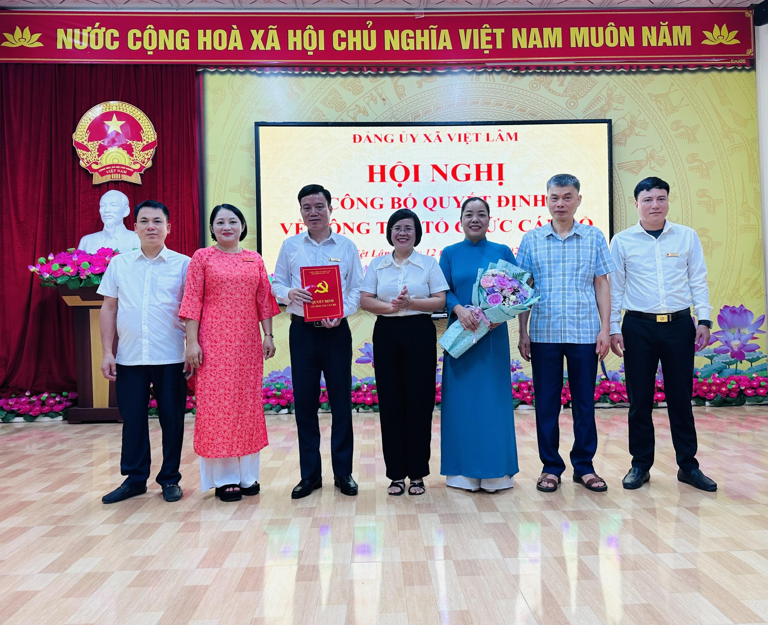 ĐẢNG ỦY XÃ VIỆT LÂM CÔNG BỐ QUYẾT ĐỊNH VỀ CÔNG TÁC TỔ CHỨC CÁN BỘ CHI BỘ UBND XÃ