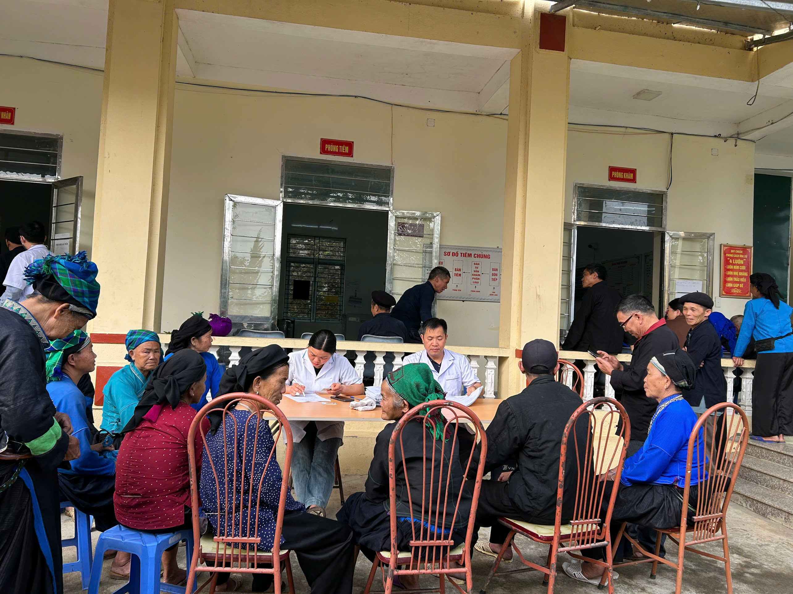 Khám, cấp thuốc miễn phí cho người dân trên địa bàn xã Pờ Ly Ngài
