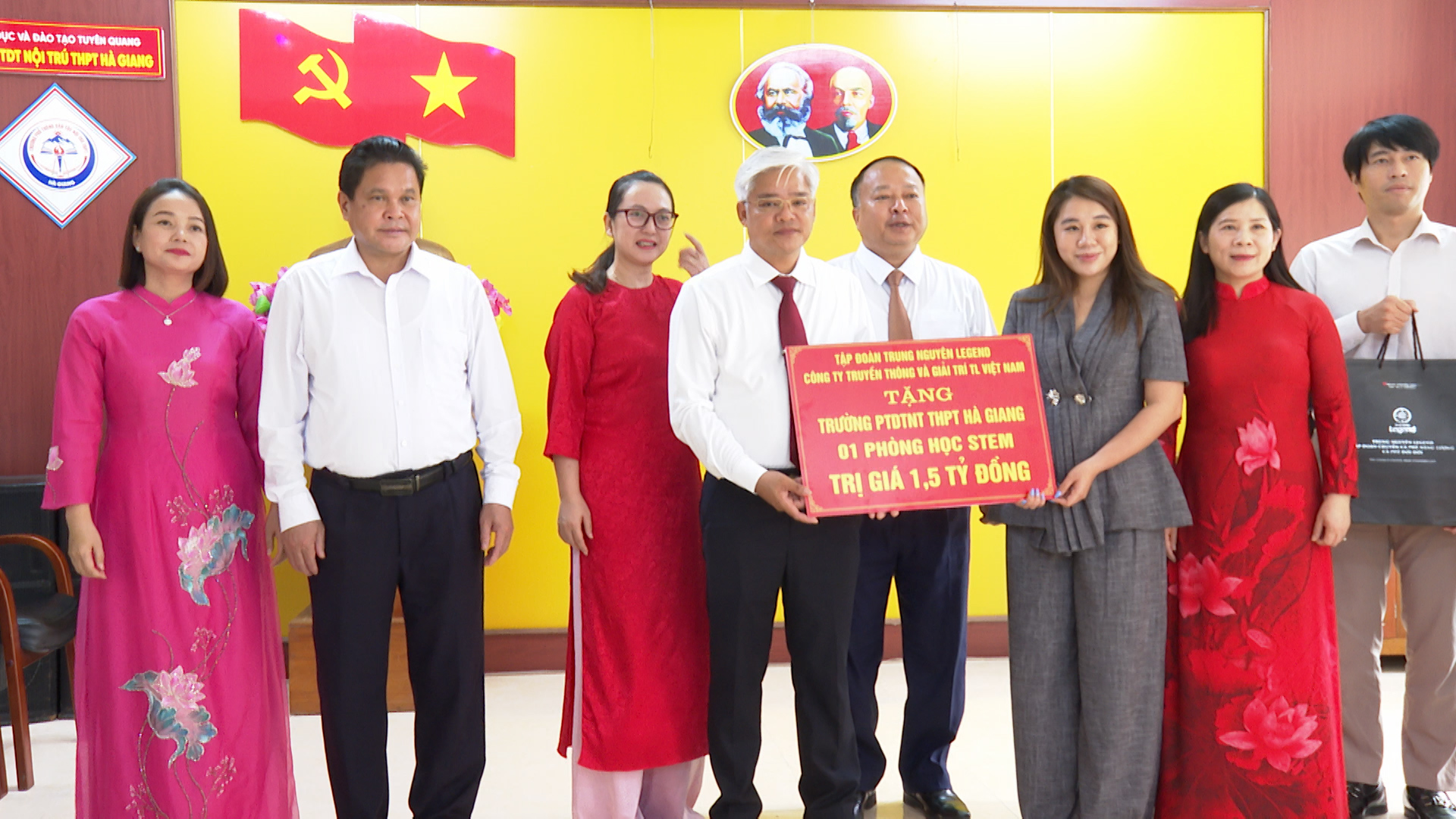 Tập đoàn Trung nguyên trao phòng học STEM cho trường THPT Nội trú THPT Hà Giang