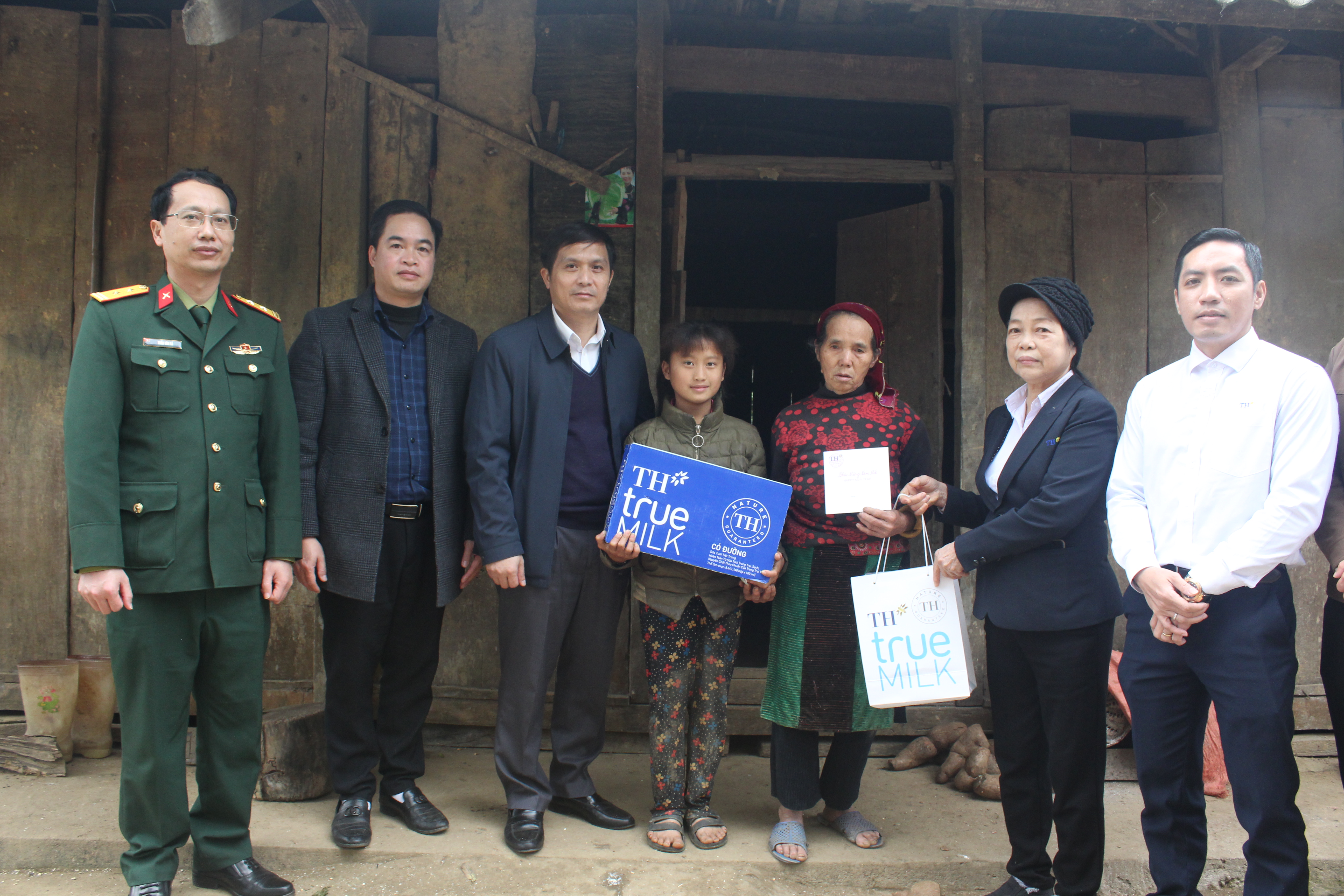 Chủ tịch UBND phường Hà Giang 2 Hà Minh Mẫn thăm, tặng quà Tết các gia đình chính sách, người uy tín, gia đình có hoàn cảnh khó khăn