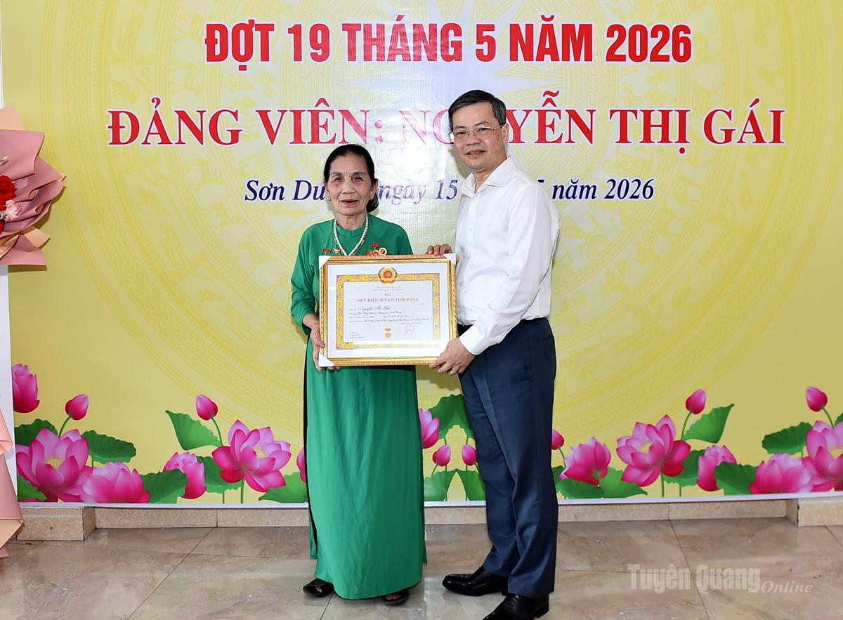 Chủ tịch HĐND tỉnh Nguyễn Văn Sơn trao Huy hiệu 70 năm tuổi Đảng cho đảng viên tại xã Sơn Dương