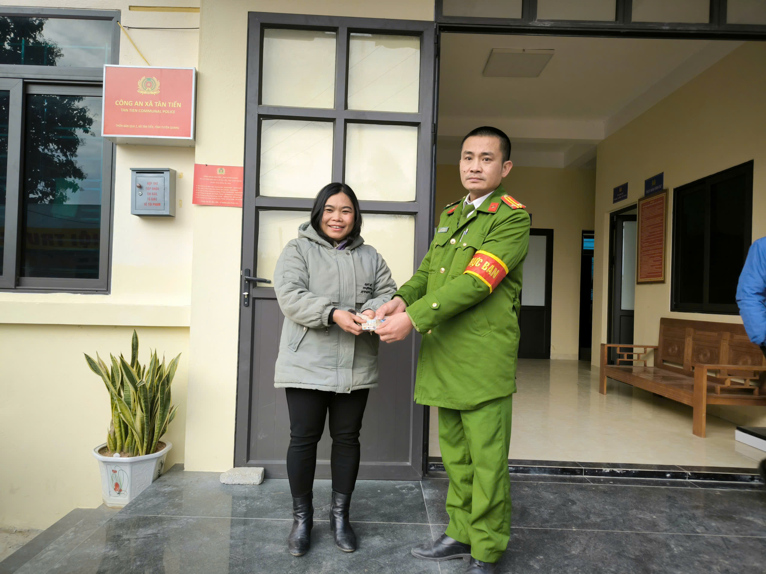 Công an xã Tân Tiến trao trả tài sản cho người dân bị đánh rơi