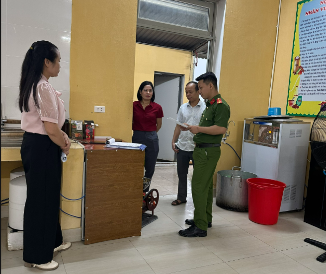 CÔNG AN XÃ TRƯỜNG SINH TĂNG CƯỜNG KIỂM SOÁT AN TOÀN THỰC PHẨM TẠI BẾP ĂN TRƯỜNG HỌC TRÊN ĐỊA BÀN