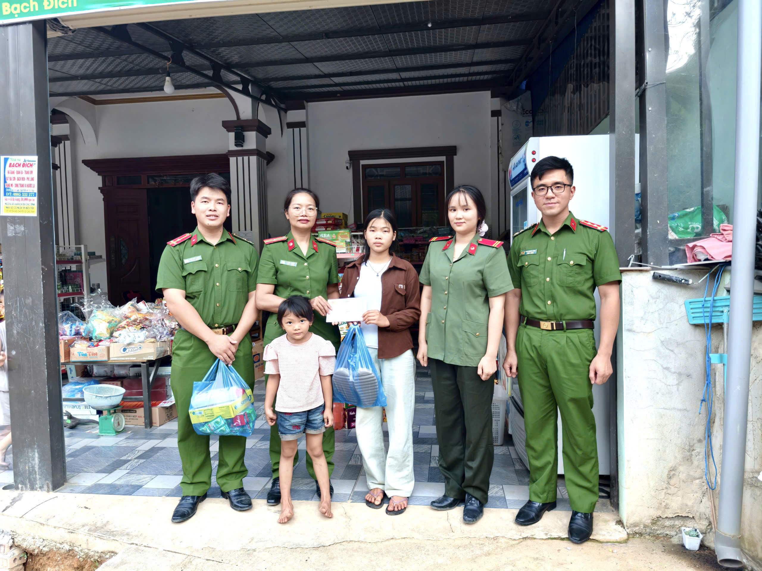 ẤM ÁP CHƯƠNG TRÌNH “CÙNG EM ĐẾN TRƯỜNG” TRƯỚC THỀM NĂM HỌC MỚI
