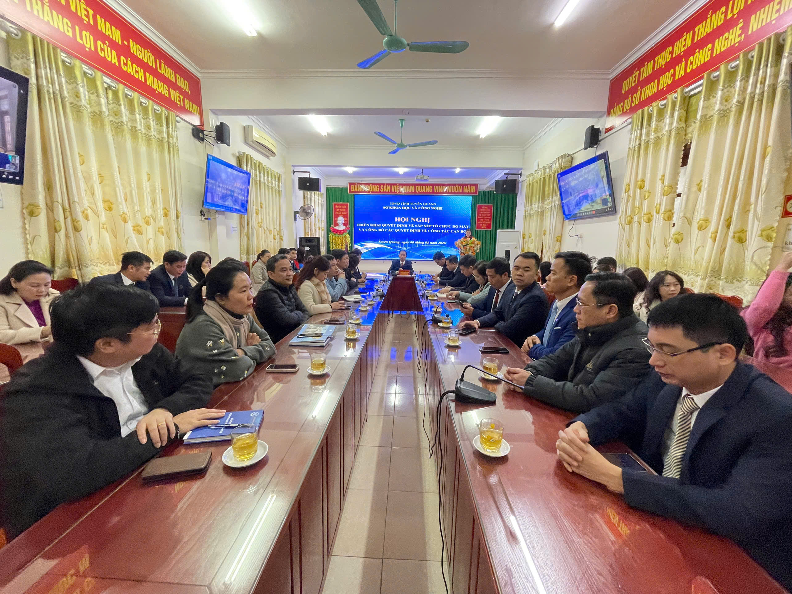 Hội nghị triển khai Quyết định của UBND tỉnh về sắp xếp tổ chức bộ máy và công bố các Quyết định về công tác cán bộ