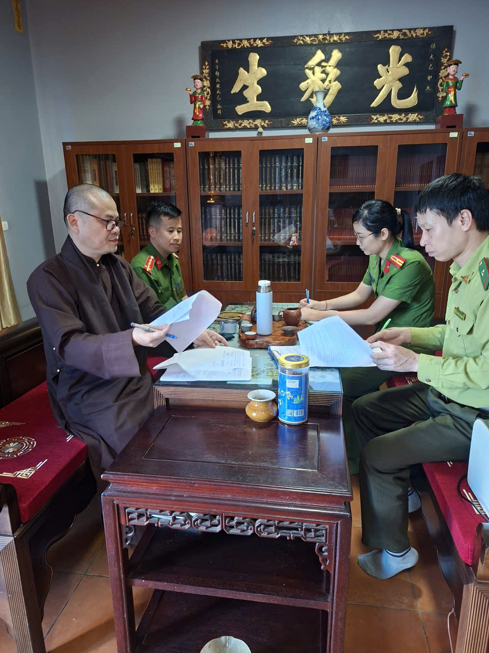 CÔNG AN XÃ BẮC QUANG LÀM VIỆC VỚI CÁC CƠ SỞ THỜ TỰ PHẬT GIÁO TRÊN ĐỊA BÀN VỀ TĂNG CƯỜNG PHÒNG NGỪA, ĐẤU TRANH VỚI HÀNH VI VI PHẠM PHÁP LUẬT TRONG LĨNH VỰC ĐA DẠNG SINH HỌC