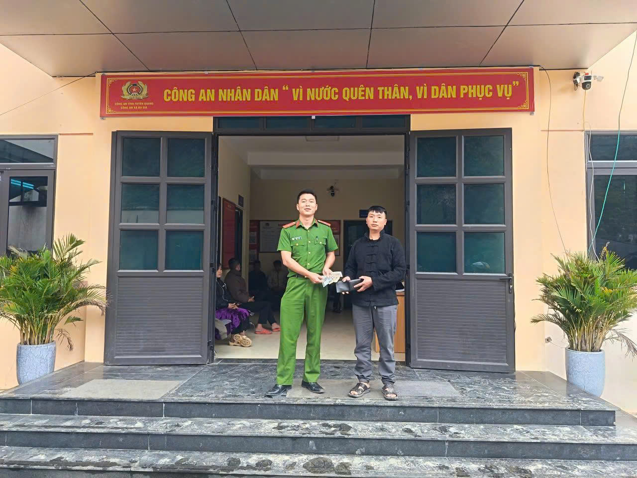 CÔNG AN XÃ DU GIÀ KỊP THỜI HỖ TRỢ NGƯỜI DÂN TÌM ĐƯỢC TÀI SẢN ĐÁNH RƠI 