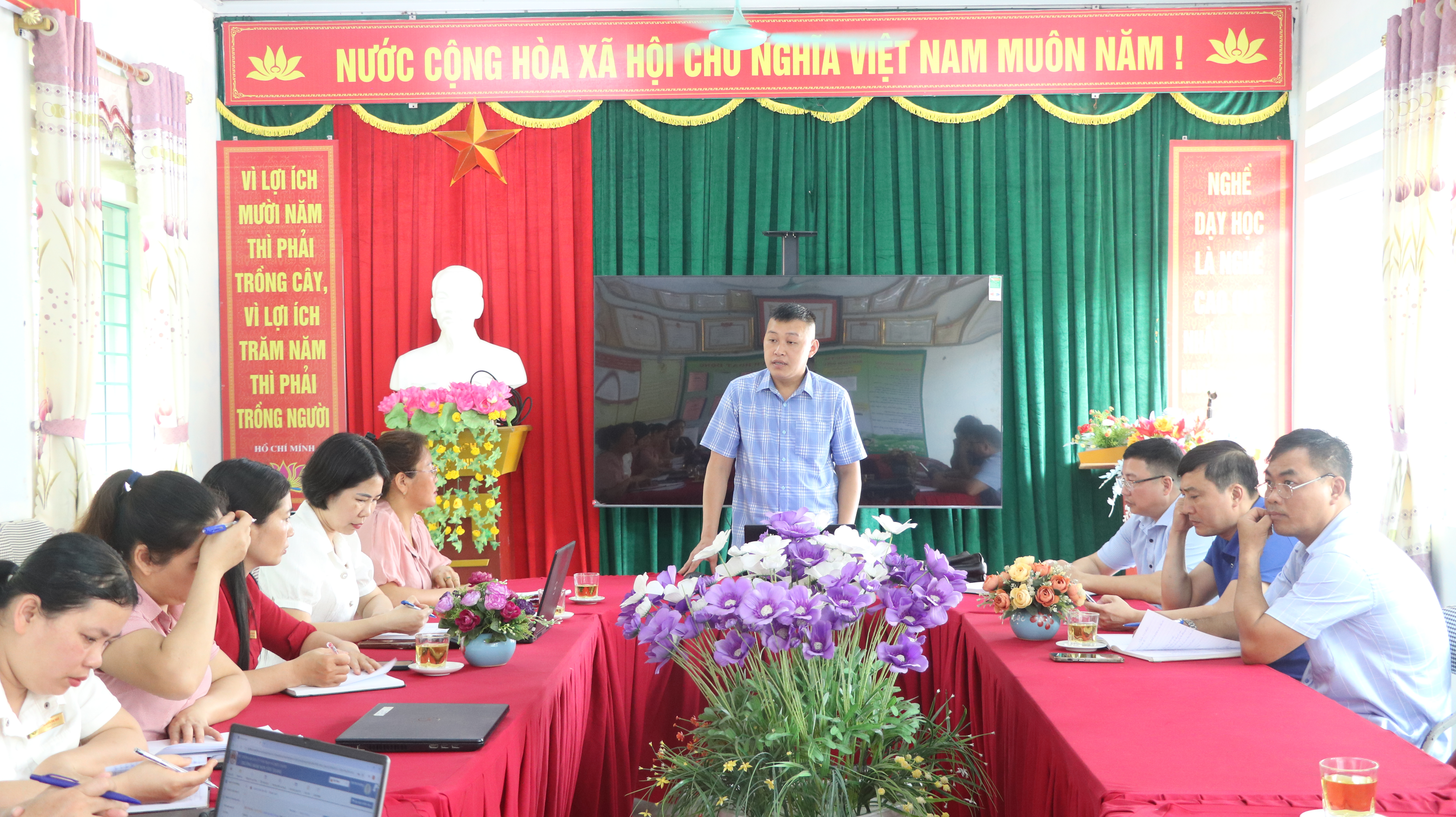 Phó Chủ tịch UBND xã Hoàng Văn Bền làm việc với trường Mầm non Yên Thành