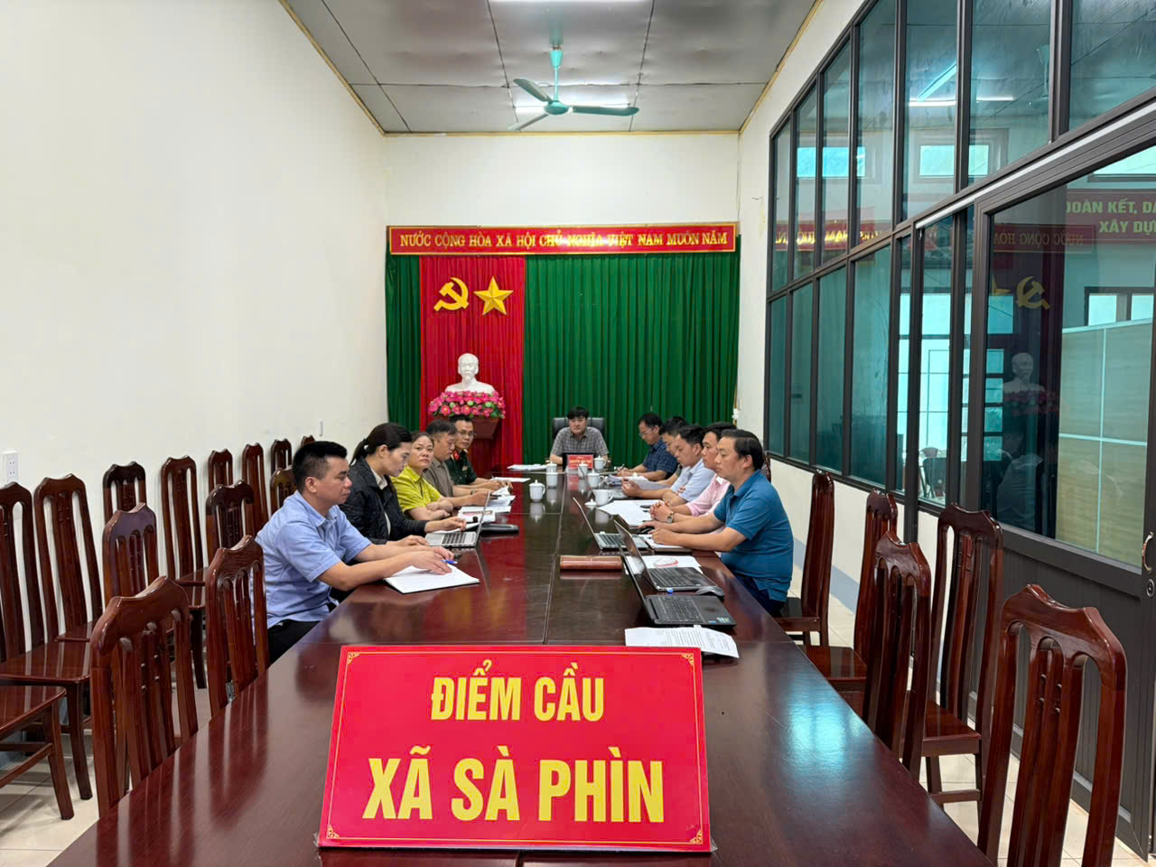 XÃ SÀ PHÌN THAM DỰ HỘI NGHỊ TRỰC TUYẾN VỀ CHUYỂN ĐỔI CƠ CẤU GIỐNG CÂY TRỒNG, VẬT NUÔI, GIẢI NGÂN VỐN ĐẦU TƯ CÔNG VÀ CÔNG TÁC GIẢI PHÓNG MẶT BẰNG