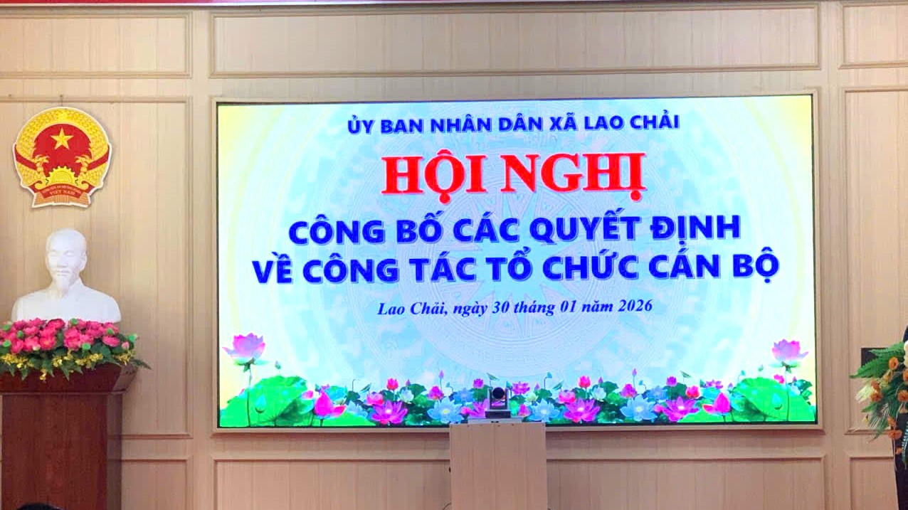 UBND xã Lao Chải công bố các Quyết định về công tác tổ chức cán bộ