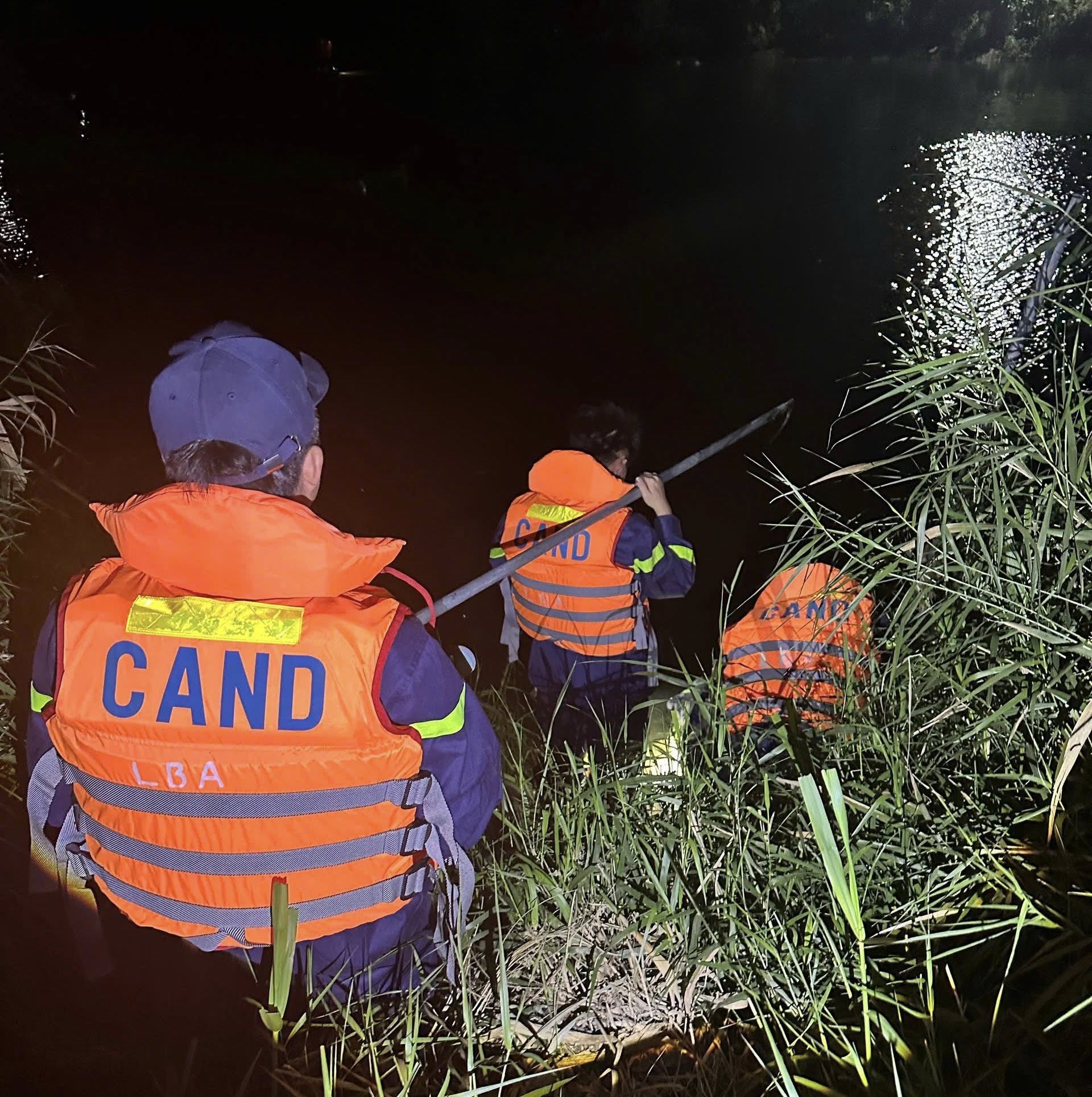 Nỗ lực tìm kiếm cứu nạn cháu bé đuối nước tại xã Sơn Dương