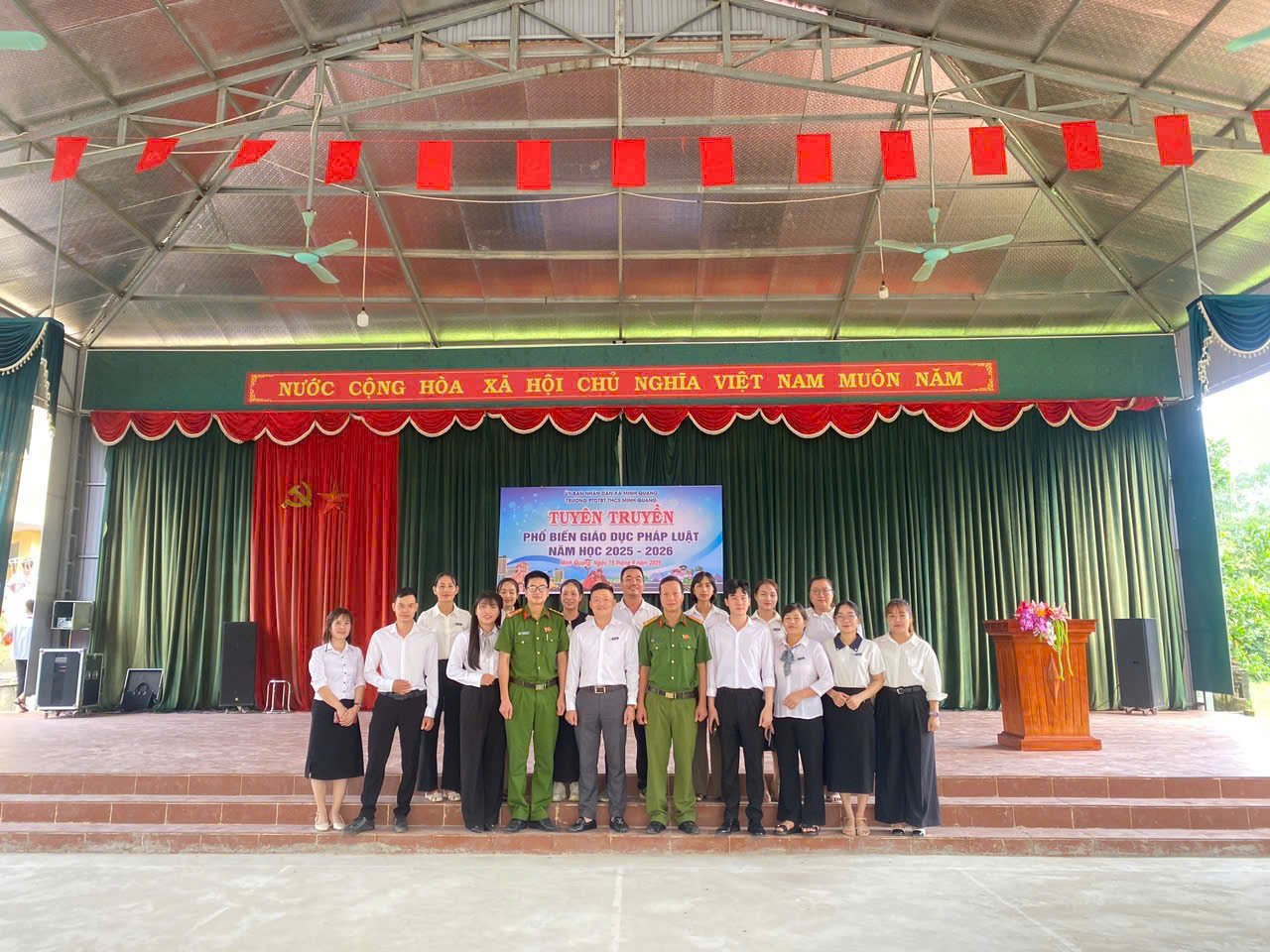 CÔNG AN XÃ MINH QUANG PHỐI HỢP TUYÊN TRUYỀN PHÁP LUẬT VÀ KÝ CAM KẾT TẠI CÁC TRƯỜNG TRÊN ĐỊA BÀN
