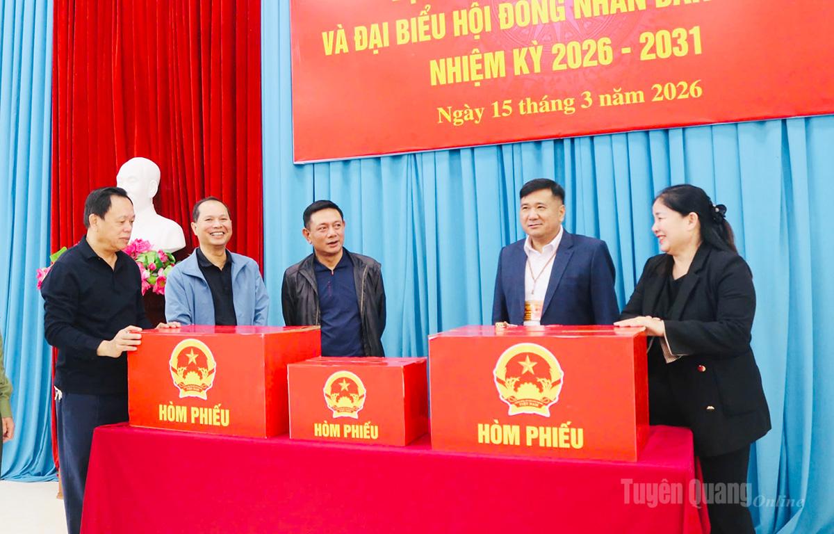 Phó Chủ tịch Thường trực HĐND tỉnh Hầu Minh Lợi kiểm tra công tác chuẩn bị bầu cử tại xã Ngọc Đường, phường Hà Giang 1 và Hà Giang 2