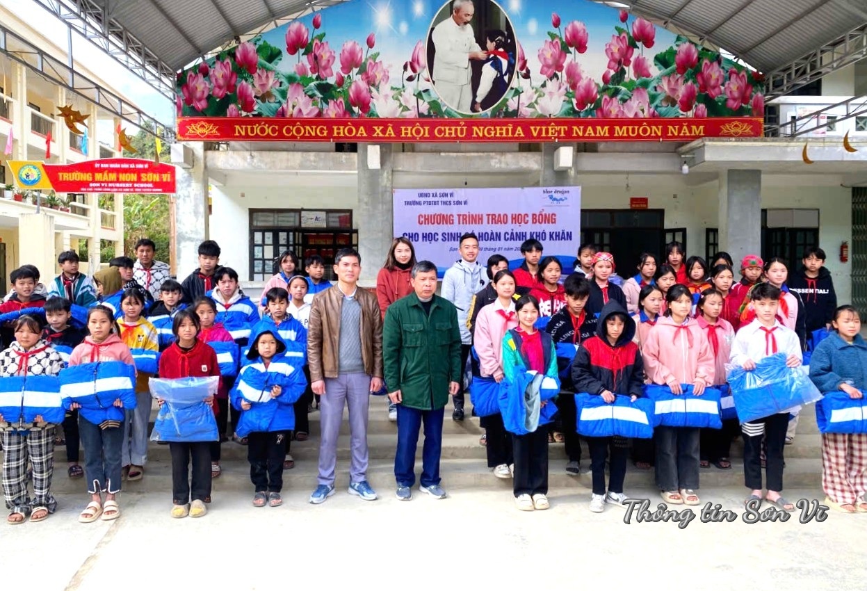 Trao học bổng tặng học sinh đặc biệt khó khăn ở xã biên giới Sơn Vĩ