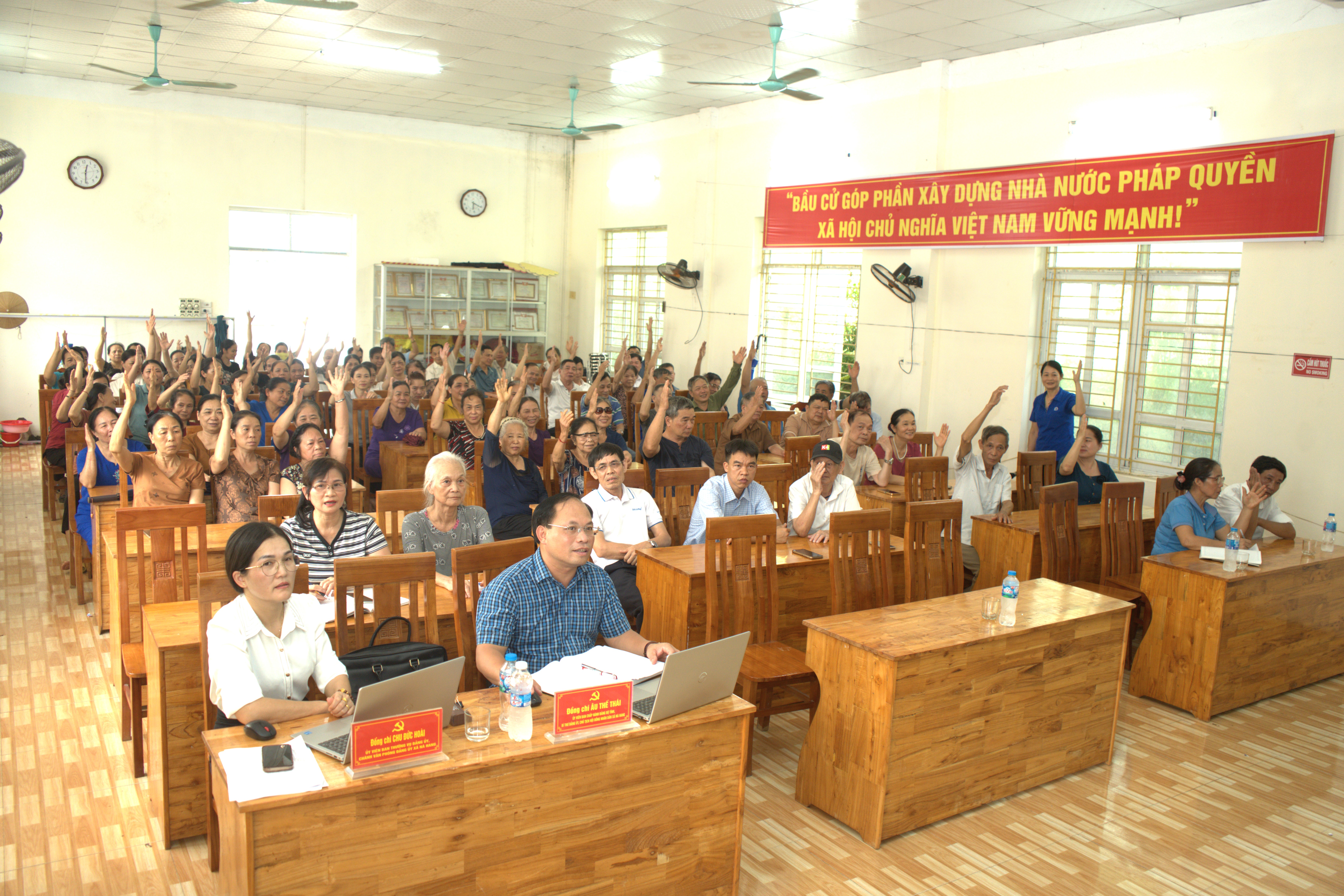 Đồng chí Âu Thế Thái, Ủy viên Ban Chấp hành Đảng bộ tỉnh, Bí thư Đảng ủy, Chủ tịch HĐND xã dự hội nghị lấy ý kiến Nhân dân đối với Dự thảo Đề án sắp xếp thôn tại thôn 2, thôn 3 và thôn Nà Mỏ