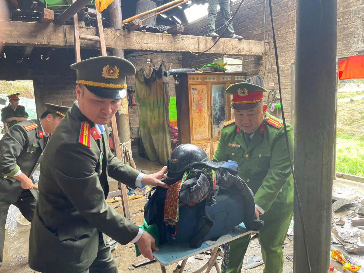 Công An xã Nghĩa Thuận chung tay khắc phục hậu quả thiên tai