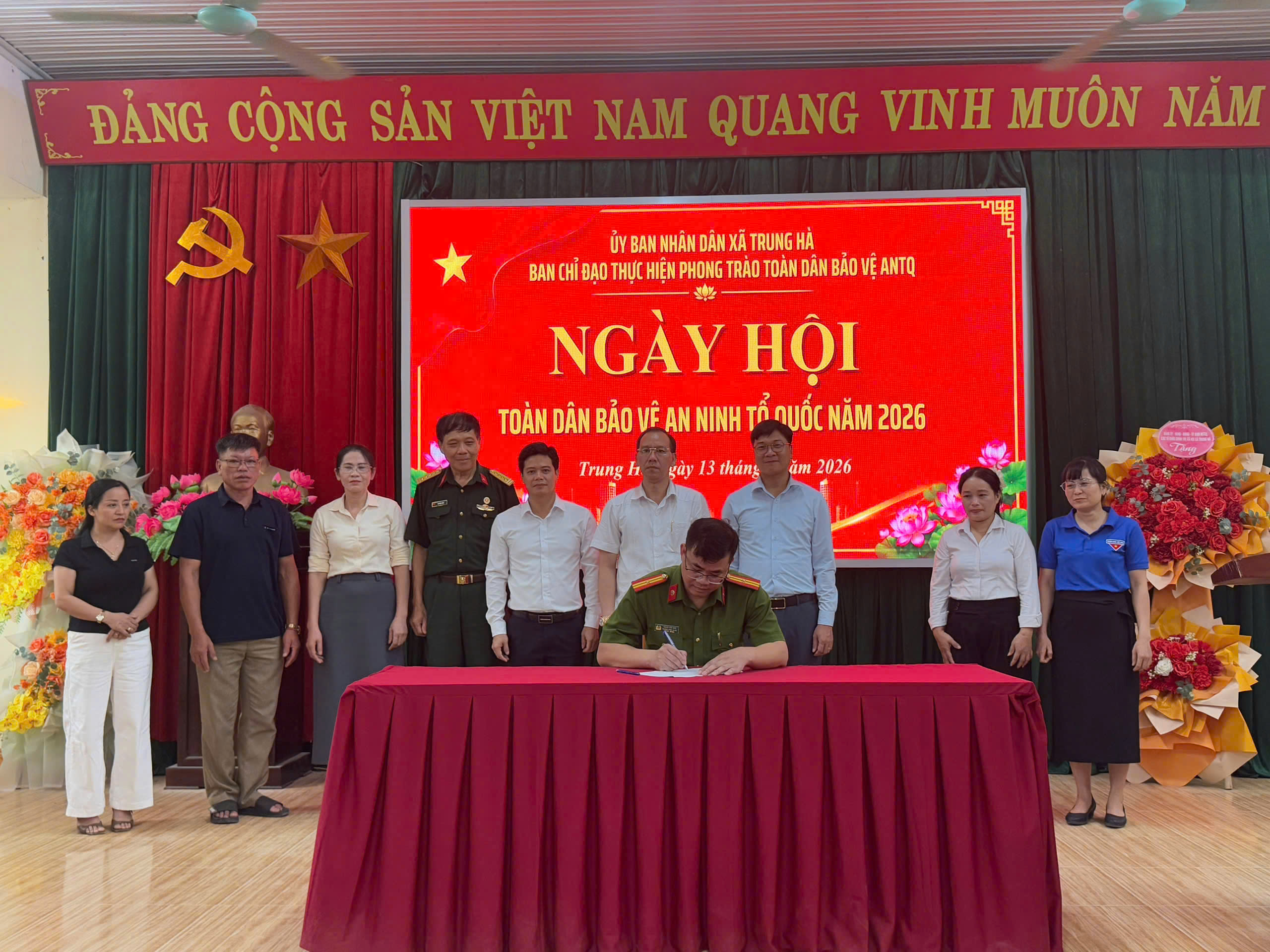 CÔNG AN XÃ TRUNG HÀ THAM MƯU UBND XÃ TỔ CHỨC THÀNH CÔNG NGÀY HỘI TOÀN DÂN BẢO VỆ AN NINH TỔ QUỐC