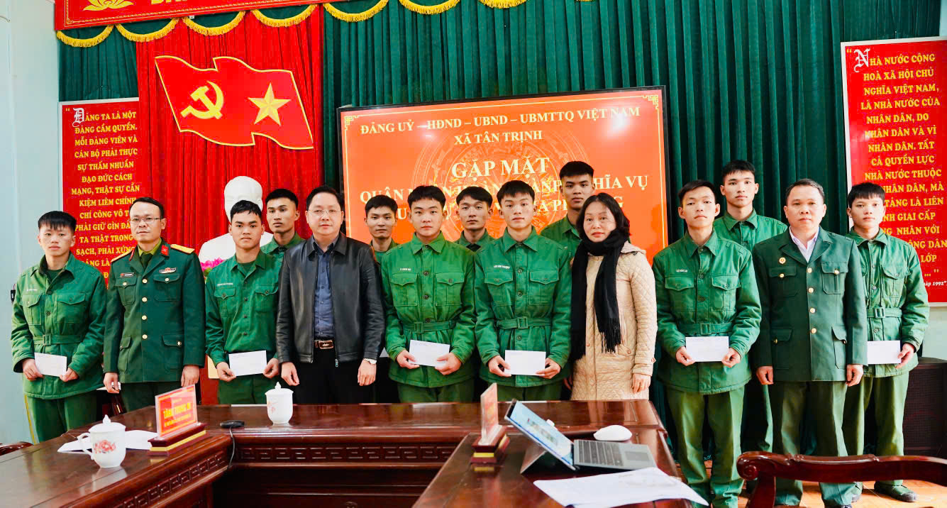                      UBND XÃ TÂN TRỊNH GẶP MẶT, TẶNG QUÀ ĐỘNG VIÊN QUÂN NHÂN HOÀN THÀNH NGHĨA VỤ QUÂN SỰ NĂM 2026