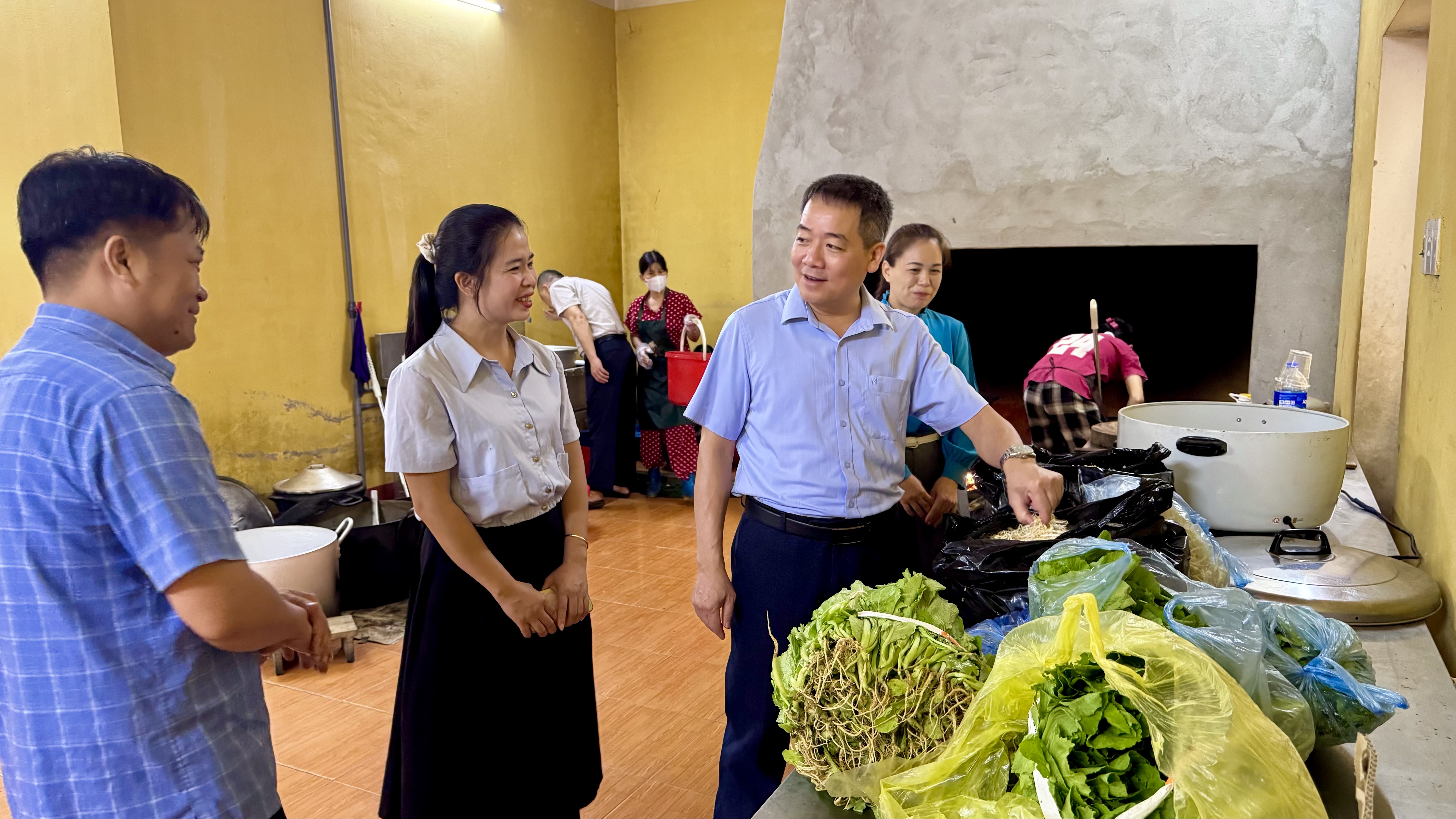 ĐỒNG CHÍ TRỊNH QUỐC SÁNG, CHỦ TỊCH UBND XÃ KIỂM TRA CÔNG TÁC TỔ CHỨC BỮA ĂN BÁN TRÚ VÀ TÌNH HÌNH CƠ SỞ VẬT CHẤT TẠI MỘT SỐ TRƯỜNG HỌC TRÊN ĐỊA BÀN XÃ
