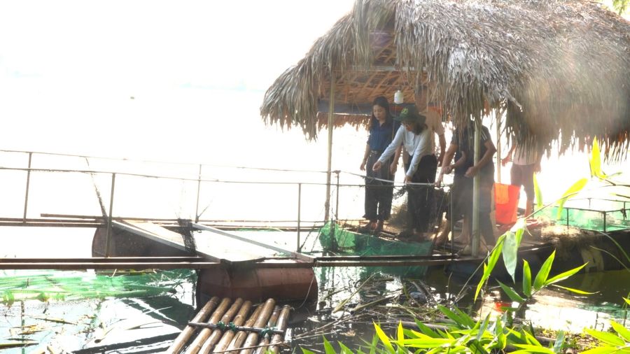 Đồng chí Hoàng Thị Thảo Hương, Phó Bí thư Thường trực Đảng ủy, Giám đốc Trung tâm Chính trị xã đã đến thăm, kiểm tra mô hình “Dân vận khéo” 
