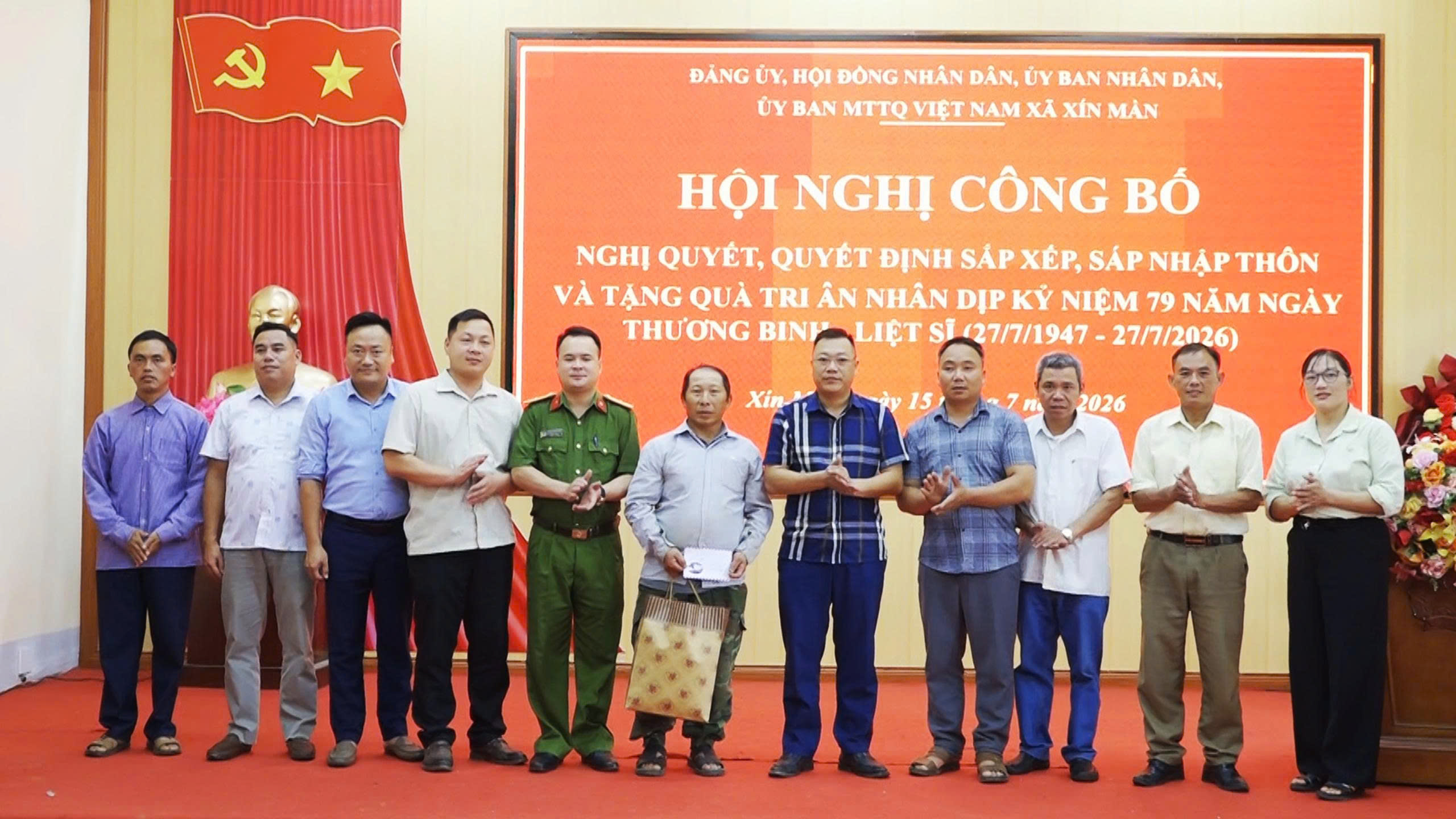 Xã Xín Mần tổ chức Hội nghị công bố các nghị quyết, quyết định về sắp xếp, tổ chức lại thôn Xín Mần và thăm, tặng quà gia đình chính sách