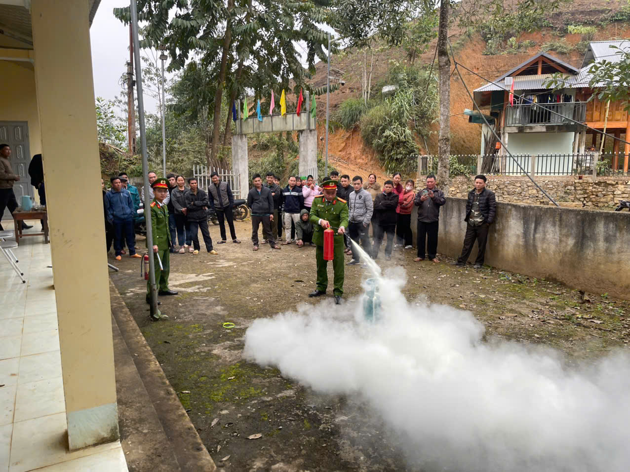 Đưa kiến thức phòng cháy chữa cháy đến tận thôn, bản cách làm gần dân của Công an xã Liên Hiệp