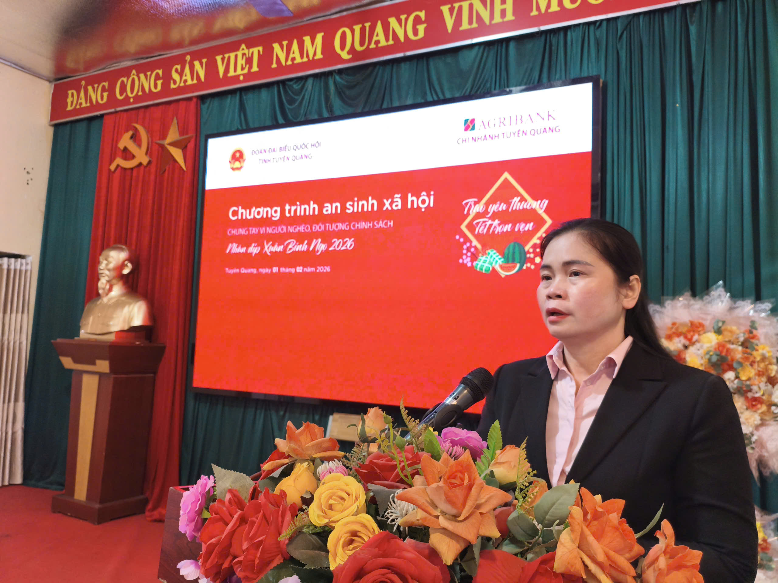 PHÓ TRƯỞNG ĐOÀN ĐBQH CHUYÊN TRÁCH TỈNH MA THỊ THÚY TẶNG QUÀ TẾT TẠI XÃ TÂN MỸ