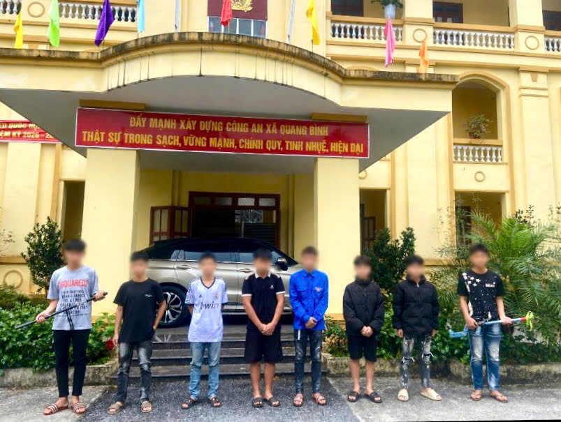 NGĂN CHẶN KỊP THỜI NHÓM THANH THIẾU NIÊN MANG SÚNG NÁ, HUNG KHÍ NGUY HIỂM ĐI "GIẢI QUYẾT" MÂU THUẪN