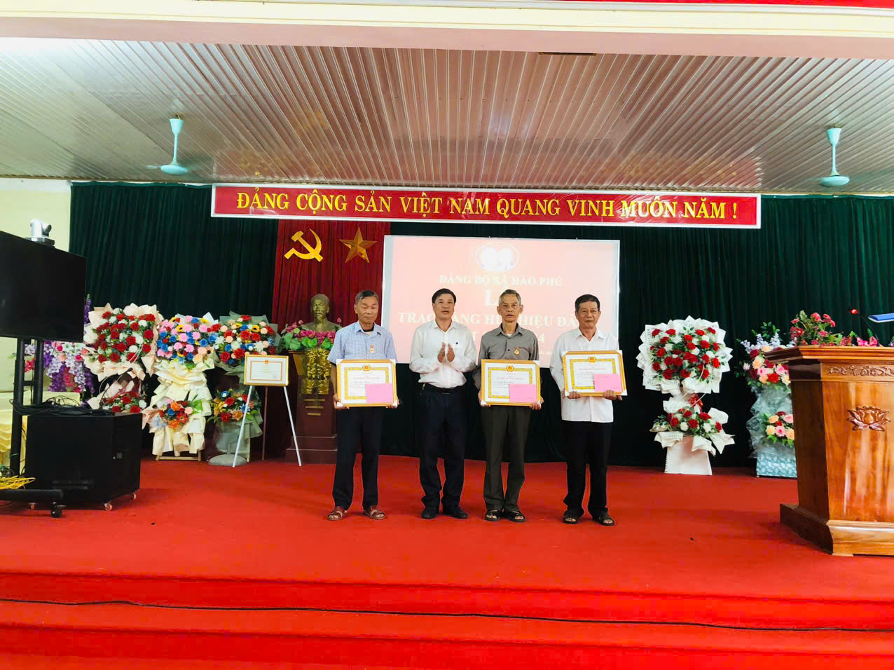 Đảng bộ xã Hào Phú trọng tổ chức Lễ trao tặng Huy hiệu Đảng đợt  07/11/2024