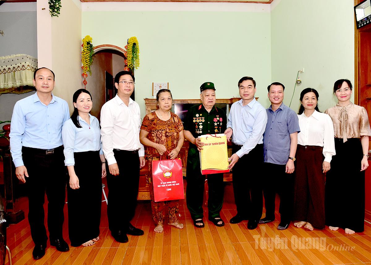 Phó Bí thư Tỉnh ủy, Chủ tịch Ủy ban MTTQ tỉnh Ma Thế Hồng thăm, tặng quà thương binh tại xã Kiên Đài