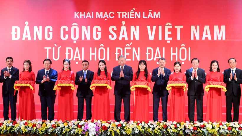Khai mạc Triển lãm "Đảng Cộng sản Việt Nam-Từ Đại hội đến Đại hội"