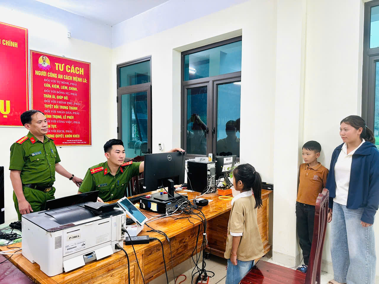 CÔNG AN XÃ CÔN LÔN TÍCH CỰC CẤP CĂN CƯỚC, ĐỊNH DANH ĐIỆN TỬ CHO TRẺ TỪ 6 ĐẾN DƯỚI 14 TUỔI