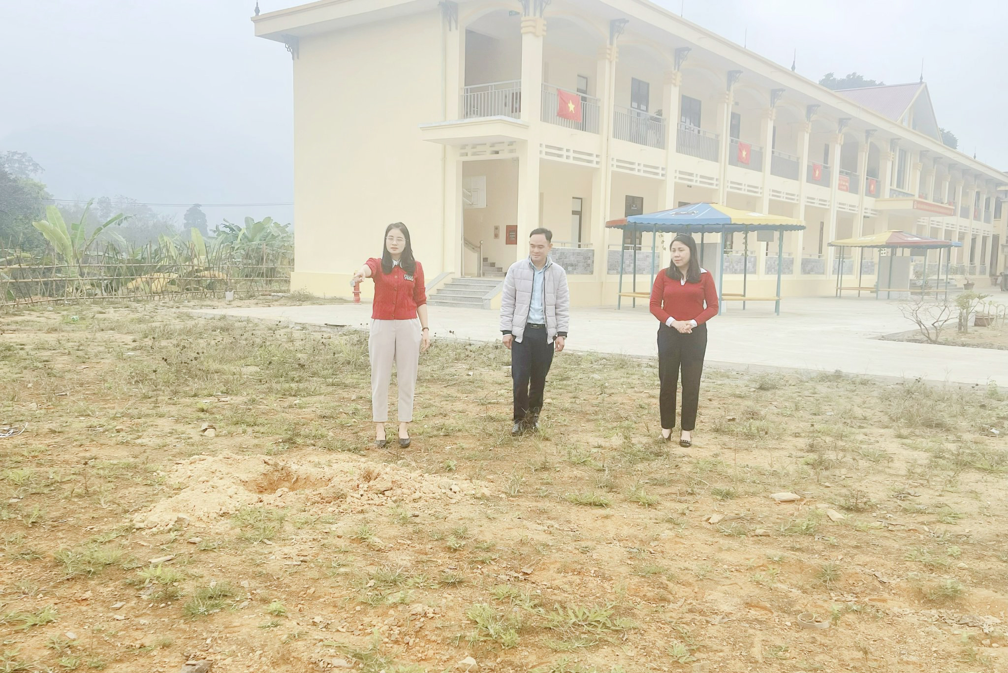 Bí thư Đảng ủy, Chủ tịch HĐND xã Hứa Thị Hà kiểm tra công tác chuẩn bị Tết trồng cây và nắm bắt tình hình sau Tết