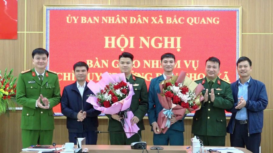 Hội nghị bàn giao nhiệm vụ Chỉ huy trưởng Ban chỉ huy Quân sự xã