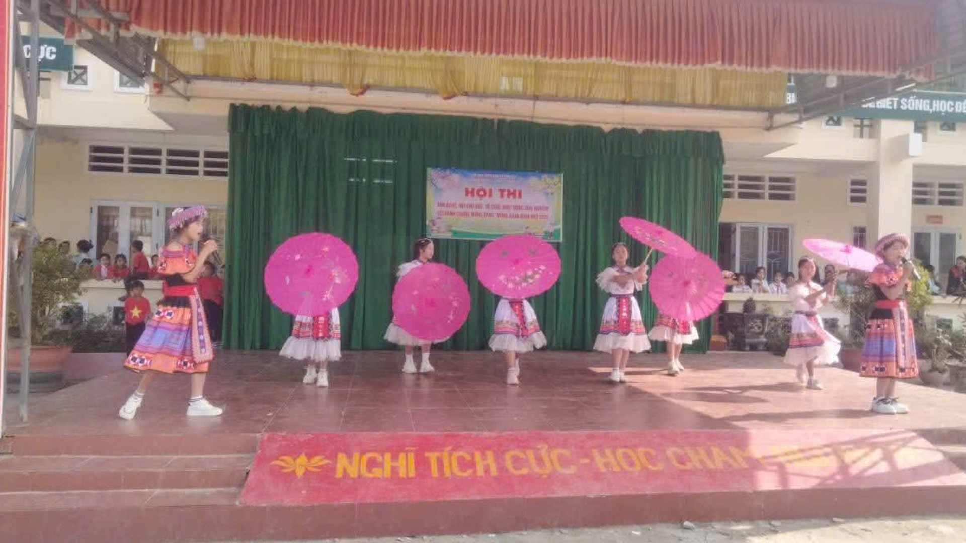 SÔI NỔI HỘI THI VĂN NGHỆ, HỘI CHỢ QUÊ VÀ HOẠT ĐỘNG TRẢI NGHIỆM TẠI TRƯỜNG PTDTBT TIỂU HỌC VÀ THCS BẢN PHÙNG