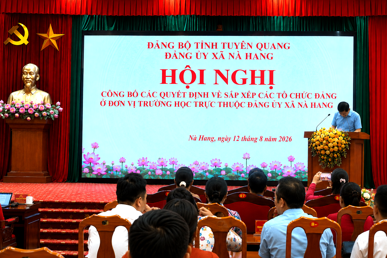 Xã Nà Hang công bố các quyết định sắp xếp tổ chức đảng tại các trường học