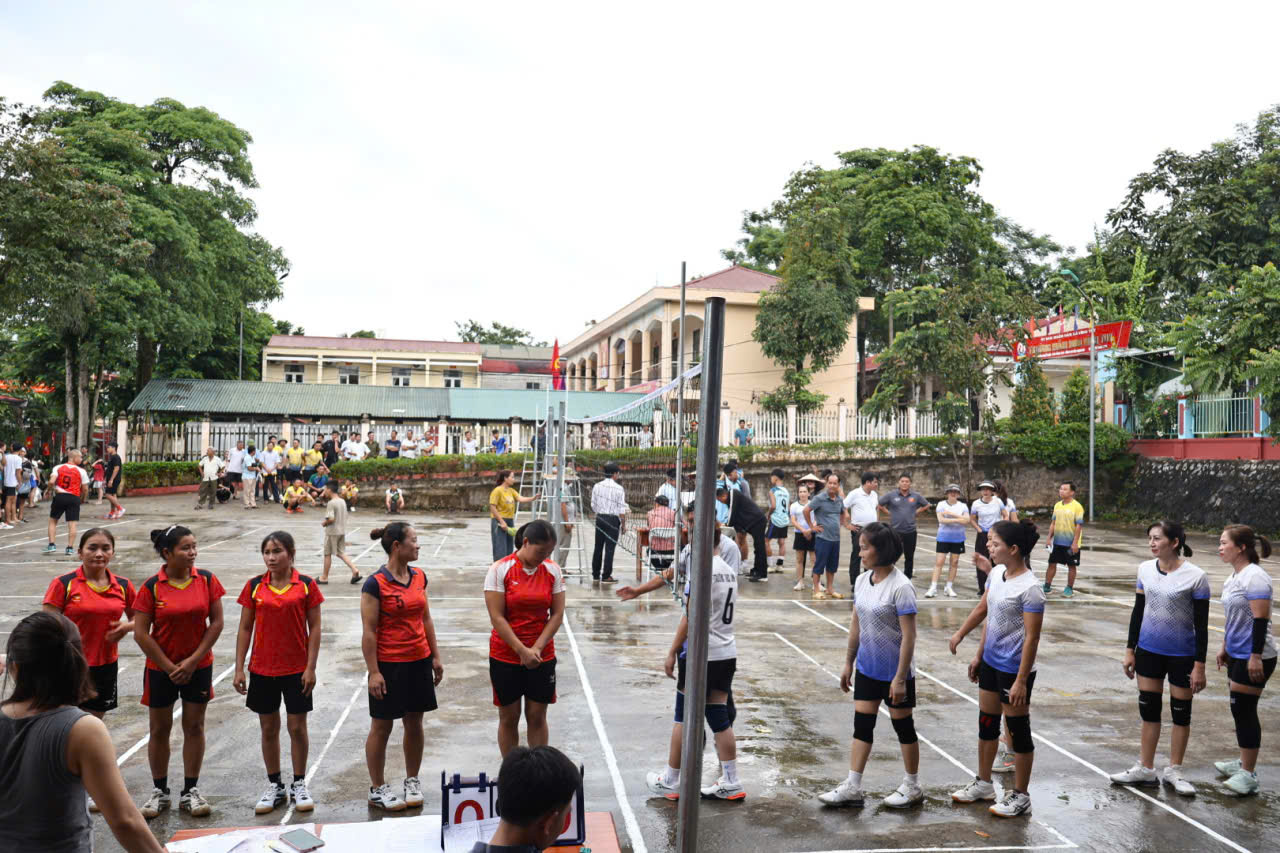 Khai mạc bóng chuyền da đội ra sân thi đấu.jpg