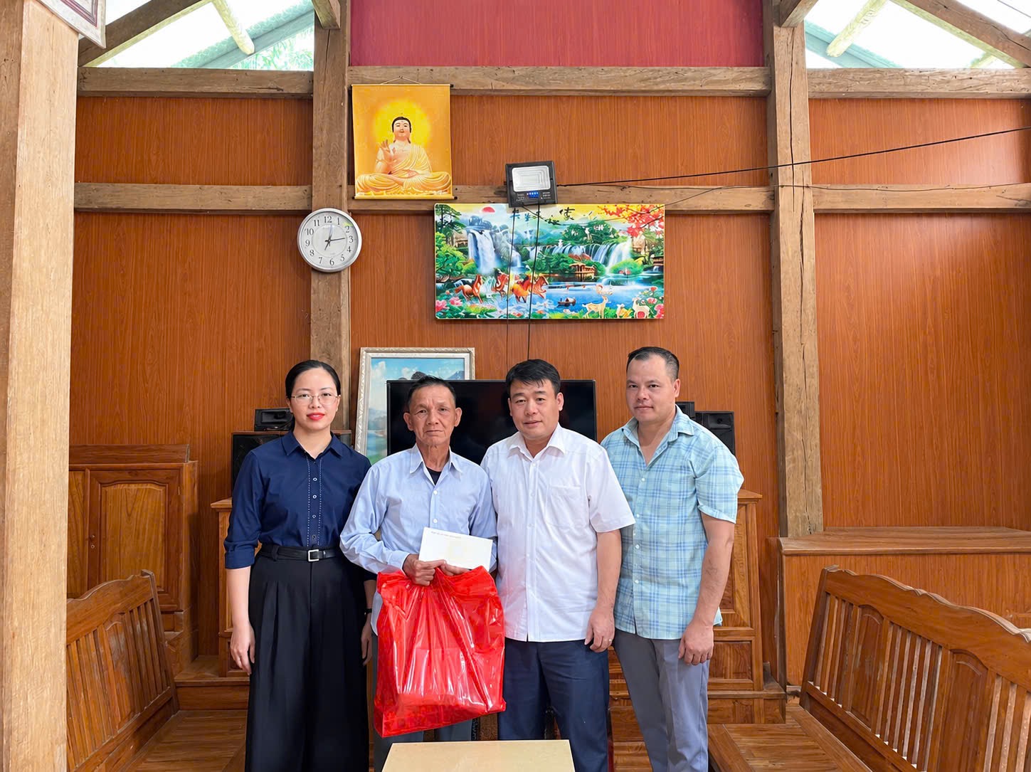 XÃ YÊN LẬP TỔ CHỨC THĂM, TẶNG QUÀ NGƯỜI CAO TUỔI NHÂN NGÀY QUỐC TẾ NGƯỜI CAO TUỔI 01/10