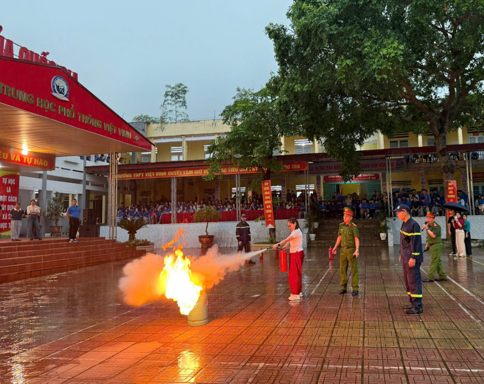 TỔ CHỨC TUYÊN TRUYỀN, TRẢI NGHIỆM THỰC HÀNH PCCC VÀ CNCH KẾT HỢP THỰC TẬP PHƯƠNG ÁN TẠI TRƯỜNG THPT VIỆT VINH