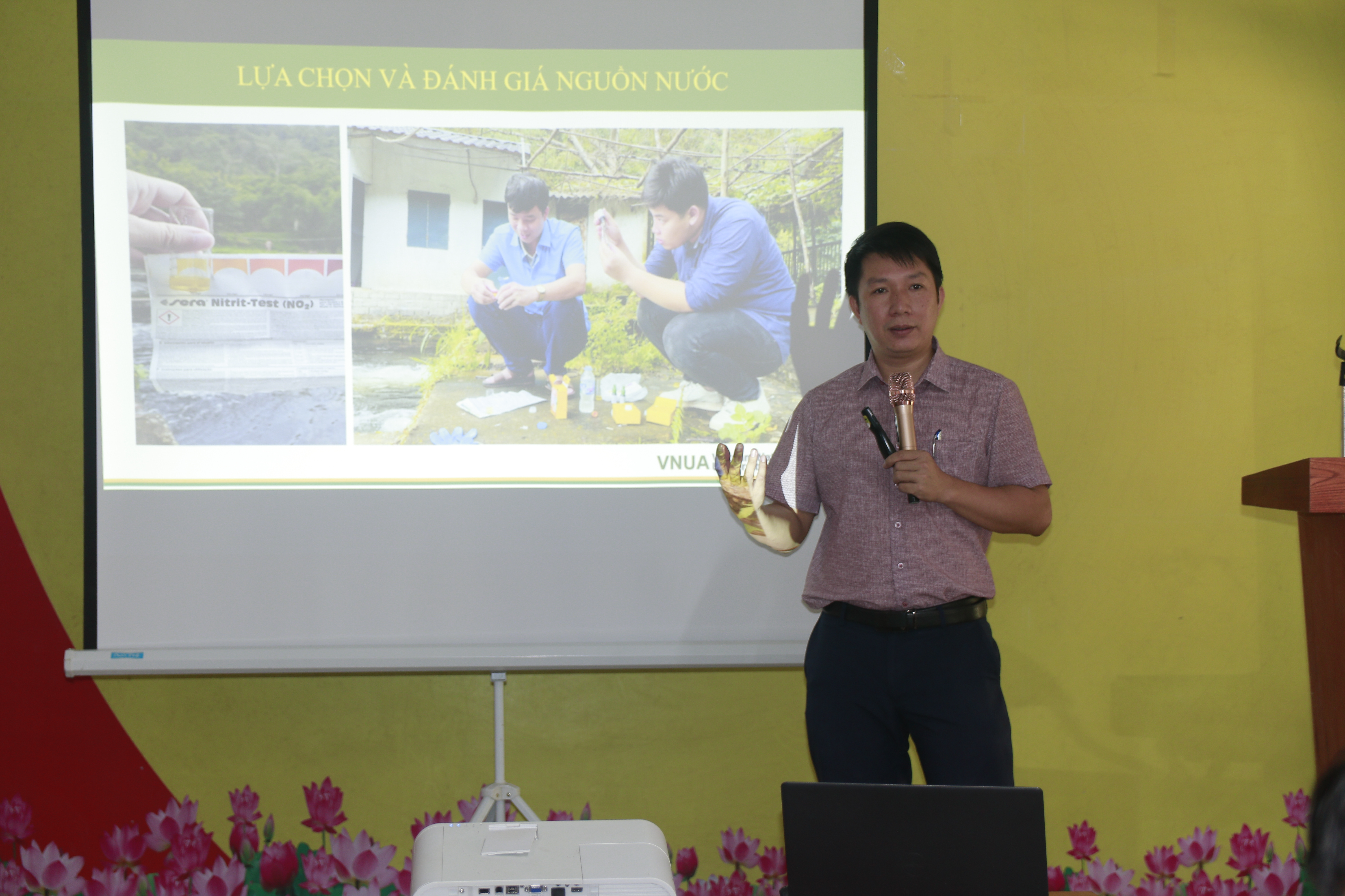 UBND xã Tân Quang phối hợp với Khoa Thủy sản - Học viện Nông nghiệp tập huấn kỹ thuật chăn nuôi cá tầm cho người dân thôn Nậm An
