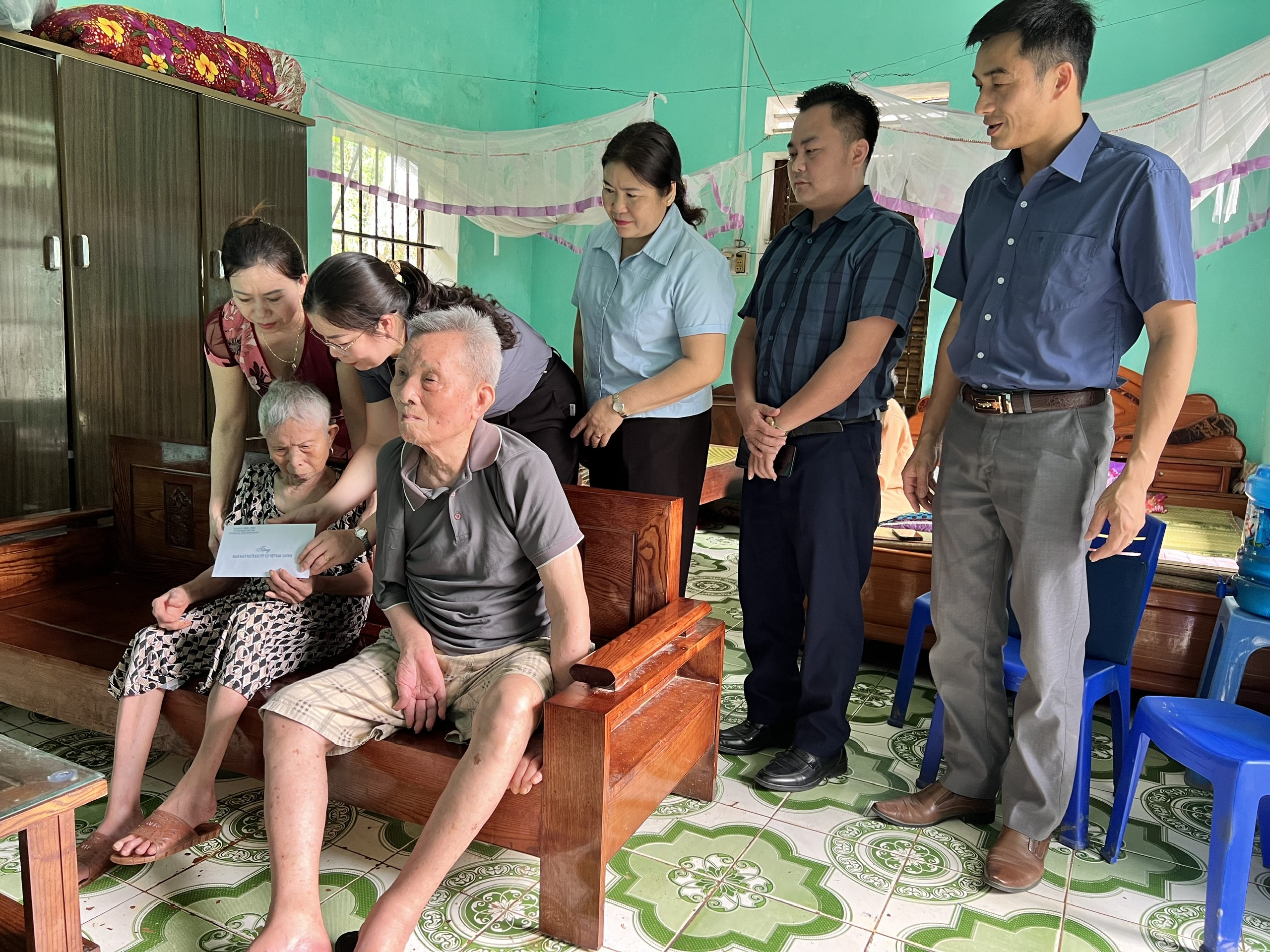 Phó Bí thư Thường trực Đảng ủy xã Hoàng Thị Thu Hiền thăm, tặng quà người khuyết tật tại thôn Hùng Thắng