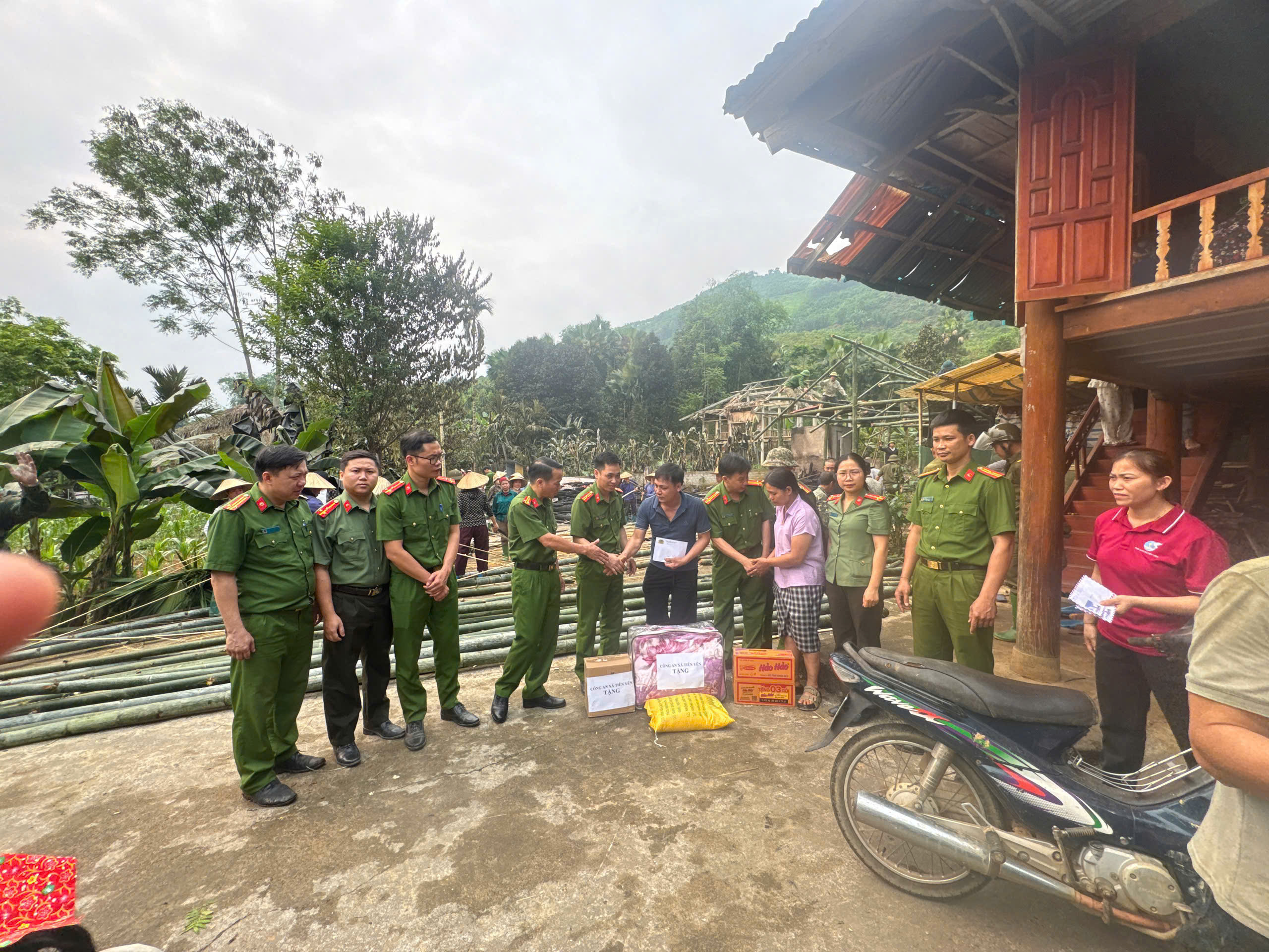 CÔNG AN XÃ TIÊN YÊN THAM GIA KỊP THỜI CHỮA CHÁY  VÀ HỖ TRỢ, GIÚP ĐỠ GIA ĐÌNH SAU HỎA HOẠN