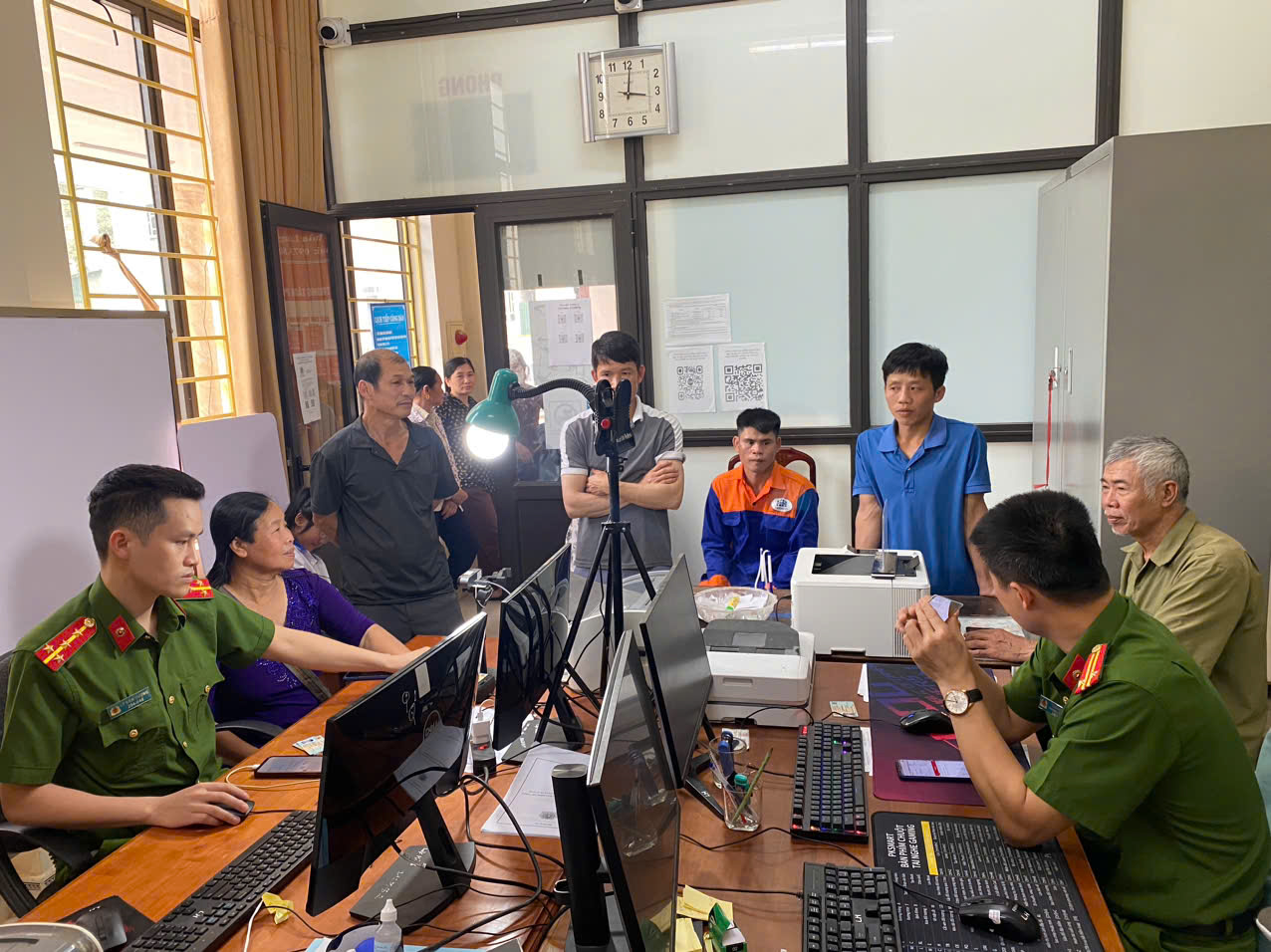 CÔNG AN XÃ LỰC HÀNH PHÁT HUY VAI TRÒ NÒNG CỐT, CẤP TÀI KHOẢN ĐỊNH DANH ĐIỆN TỬ MỨC 2 PHỤC VỤ NHÂN DÂN